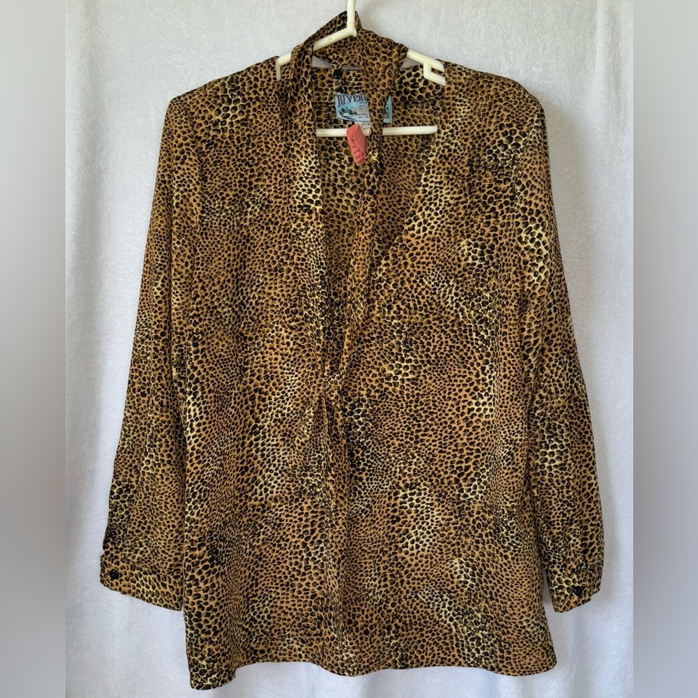 NWT VTG Riverchase size medium brown cheetah print top